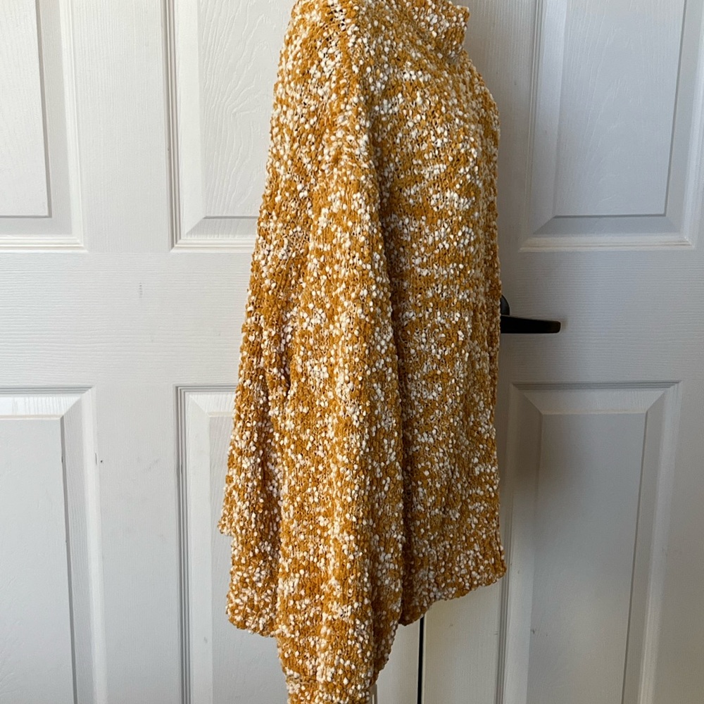 COCO + JAIMESON Cozy MUSTER AND WHITE Knit Sweater